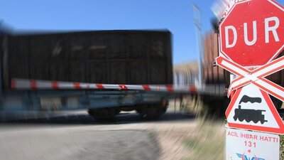 Tren, hemzemin geçitte motosikletliye çarptı!