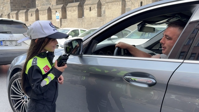 23 Nisan'da çocuklar trafik polisi oldu