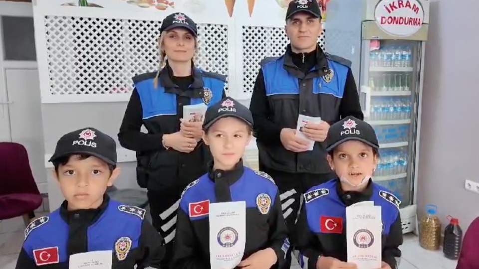 Trafiği denetleyip uyarılarda bulundular