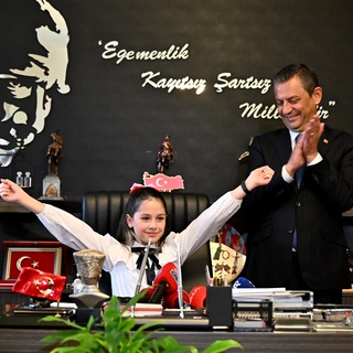 Özel ile Dora arasında gülümseten diyalog