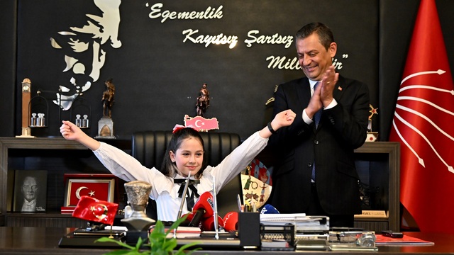 Özel ile Dora arasında gülümseten diyalog