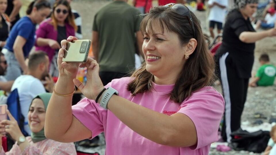 Gören cep telefonuna sarıldı