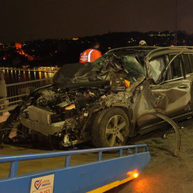 FSM Köprüsü'nde kamyon ile otomobil çarpıştı: 2 yaralı