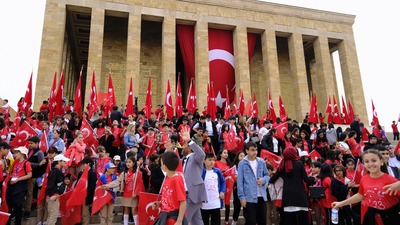 Binlerce kişi 23 Nisan'da Ata'sına koştu