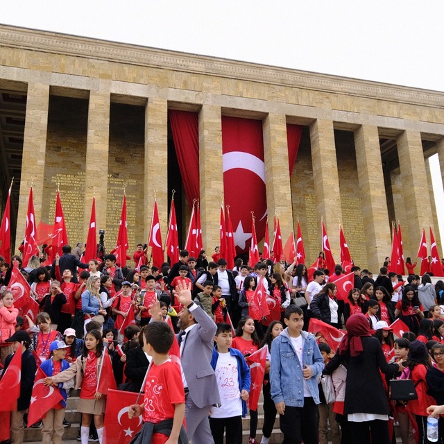 Binlerce kişi 23 Nisan'da Ata'sına koştu