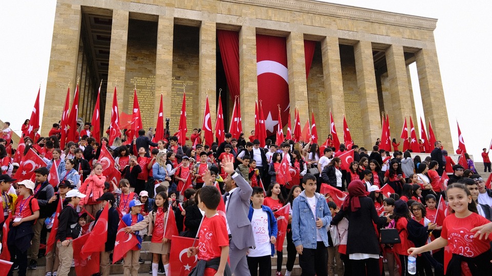 Binlerce kişi 23 Nisan'da Ata'sına koştu