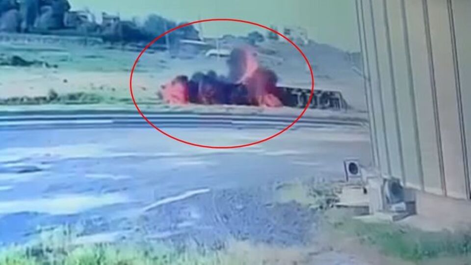 Devrilip alev alan TIR'da 2 kişi vardı! O anlar kamerada!