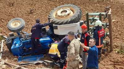 Devrilen traktörün altında kalarak can verdi