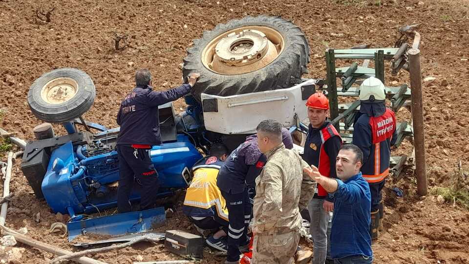 Devrilen traktörün altında kalarak can verdi