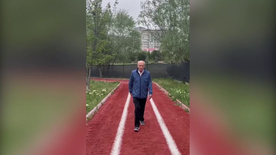 Bahçeli'nin 'Ferdi Tayfur'lu' yürüyüşü