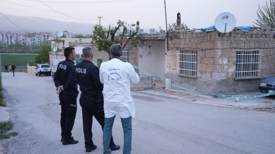 Evinin önünde başından vuruldu