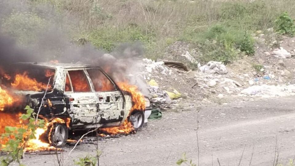 Eşiyle tartışıp arabasını yaktı