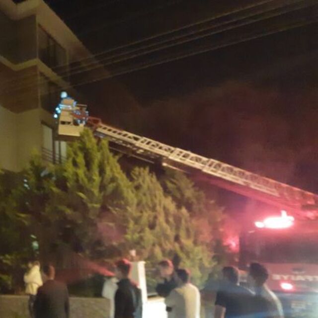 Otoparkta otomobil yangını: 52 dairelik bina tahliye edildi
