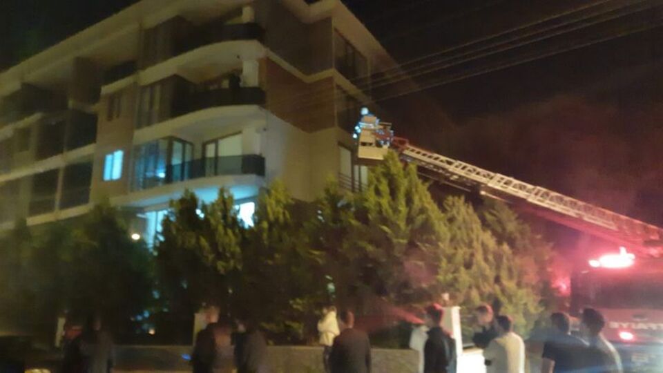 Otoparkta otomobil yangını: 52 dairelik bina tahliye edildi