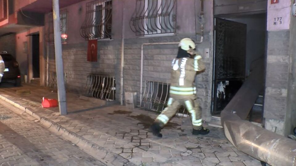Sultangazi'de bodrum katında korkutan yangın
