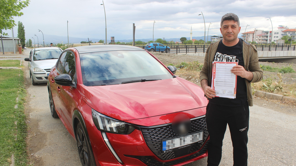 Sıfır aldığı araç hasarlı çıktı: Hayatının şokunu yaşadı