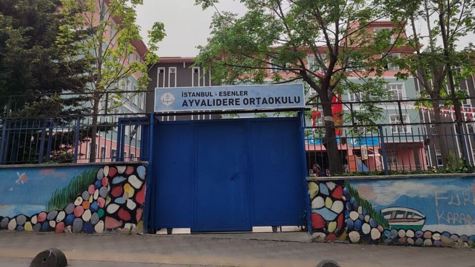 23 Nisan gösterilerinde öğretmene saldırdı!