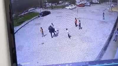 Drone operatöründen 23 Nisan'da çocuğa tekme!