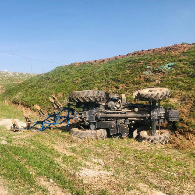 Tarla sürerken traktör devrildi: 1 ölü