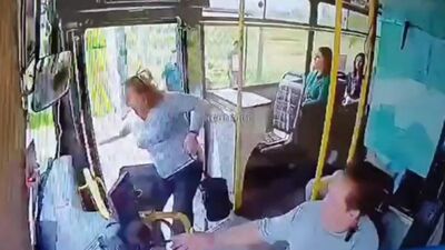 Yolcu otobüsten düştü! O anlar kamerada!