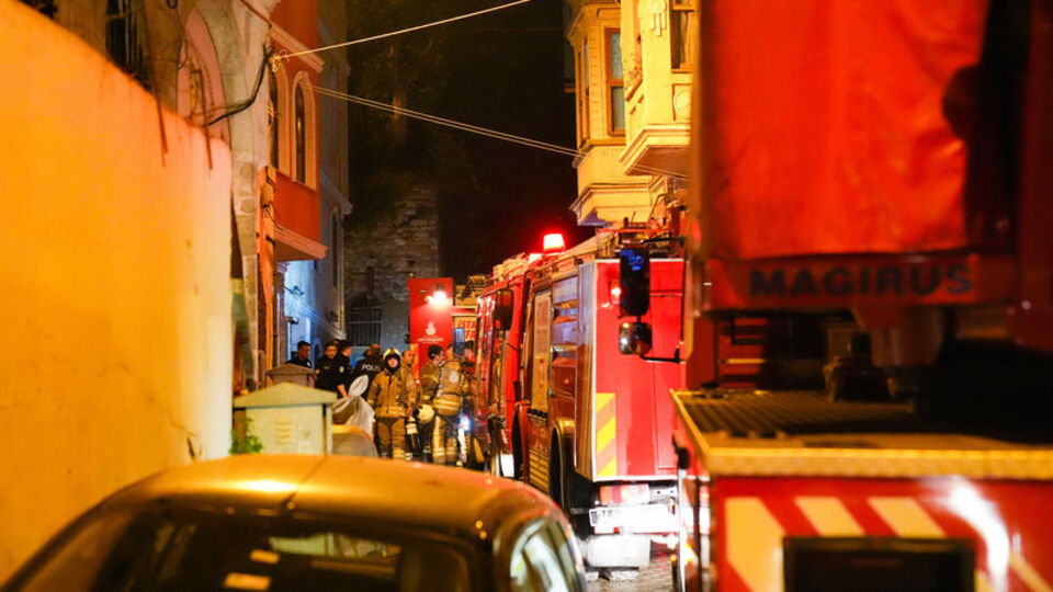 Fatih'te korkutan yangın: 1'i ağır 2 yaralı