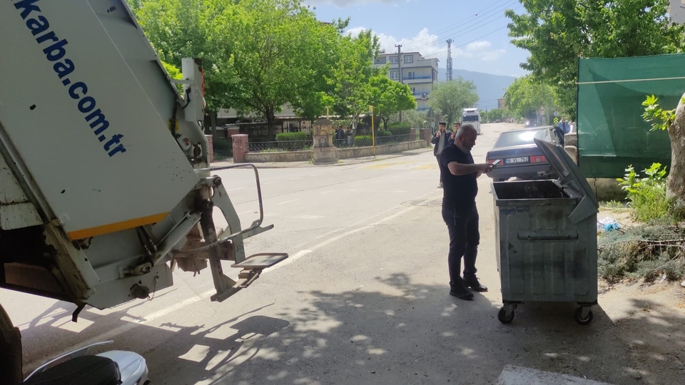 Ayıyı parçalayıp çöpe atmışlar
