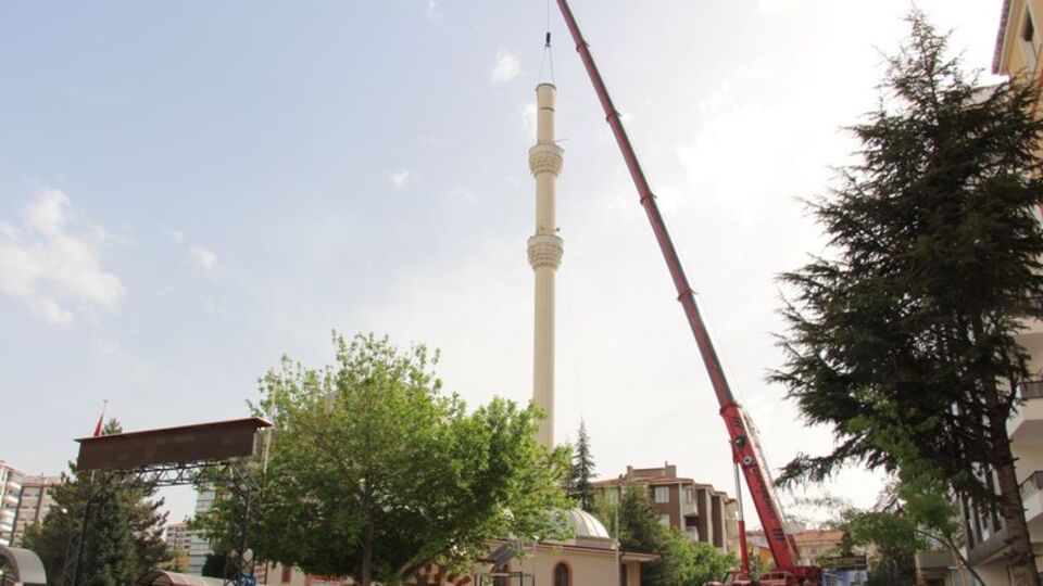 Minare fırtınadan hasar görmüştü