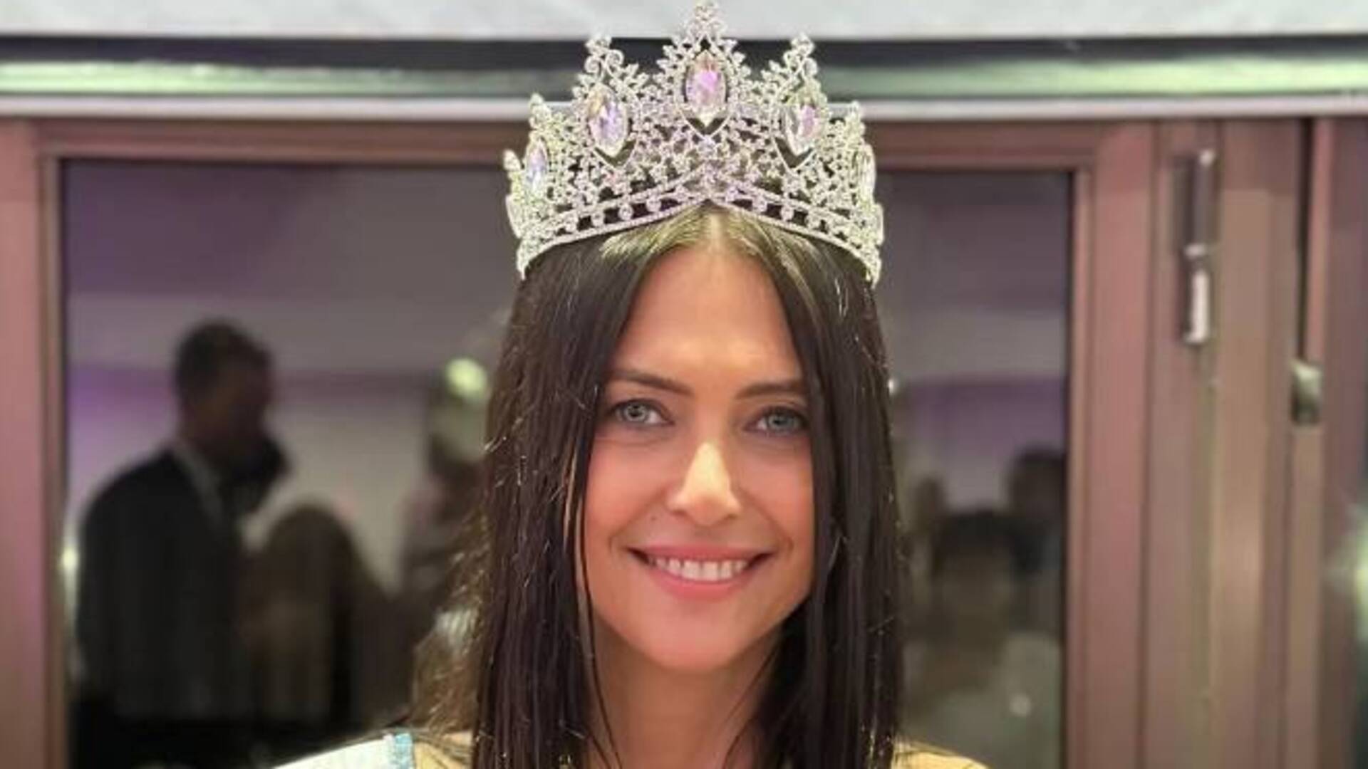 30'larında duruyor ama 60 yaşında! Kainat güzeli seçildi