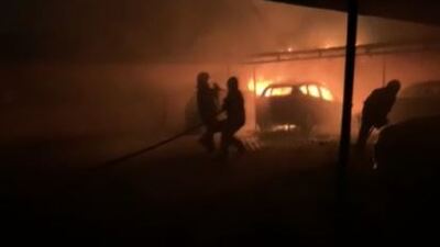 Otoparkta yangın! 3 araç zarar gördü