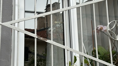 Boşanma aşamasındaki eşinin evine kurşun yağdırdı