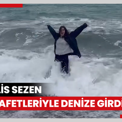 Melis Sezen kıyafetleriyle denize girdi
