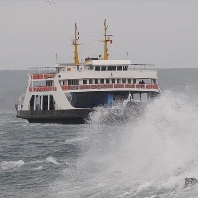 Feribot seferlerine fırtına engeli
