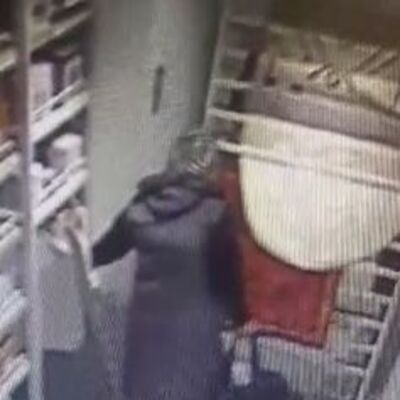 Kıyafetlerin alarmlarını söküp çaldı