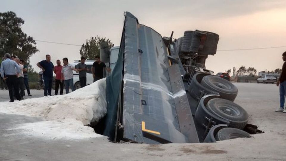 Yol çöktü içine düştü!