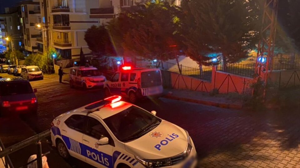 Kendisini aldattığını öne sürdüğü kadını banyoda öldürdü