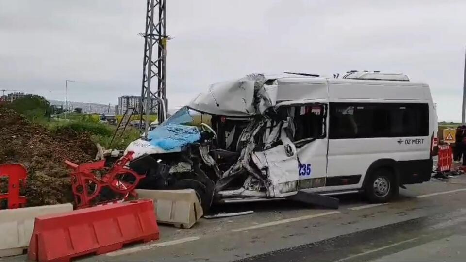 Servis minibüsü ile midibüs çarpıştı: 1'ağır 6 yaralı