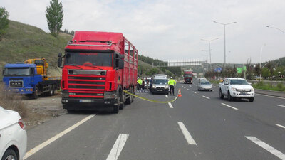 Kamyoneti arızalandı yardım istedi! Yardıma gelen kamyon ezdi!
