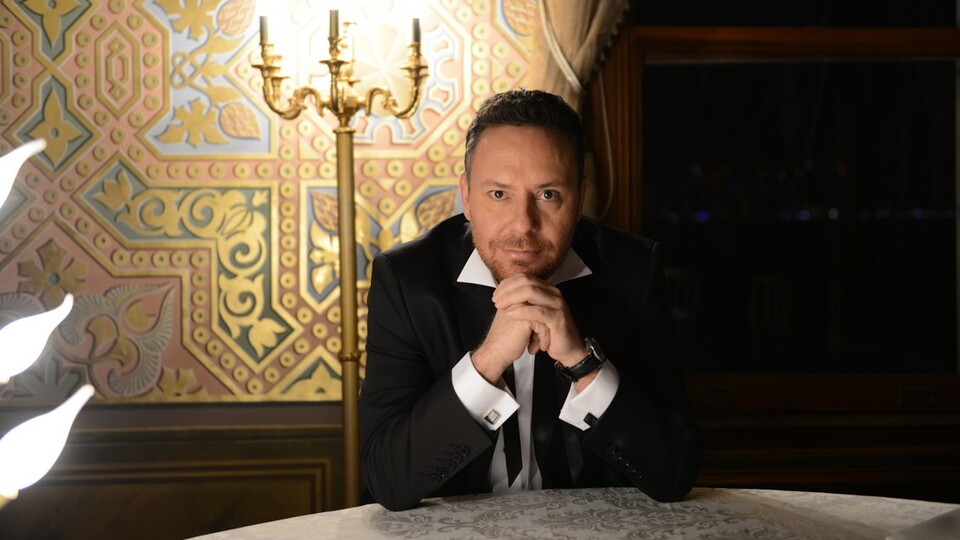 Yeni klibinde oğluyla oynadı