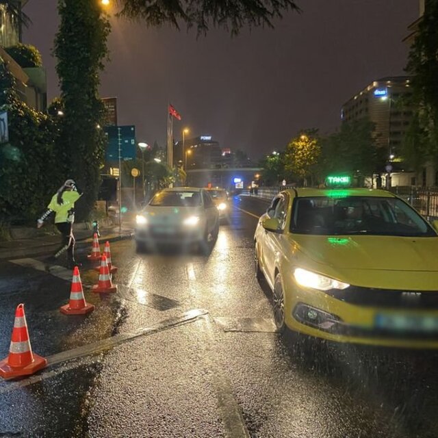 1 Mayıs nedeniyle Taksim'e çıkan yollar kapatıldı