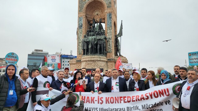 Sendikalar Taksim Anıtı'na siyah çelenk bıraktı: "TOMA'ların, barikatların, biber gazlarının olmadığı 1 Mayısları özledik"