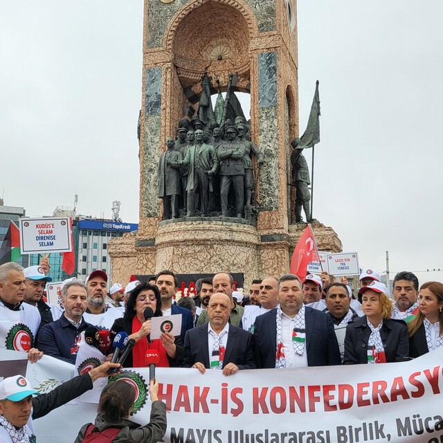Sendikalar Taksim Anıtı'na siyah çelenk bıraktı: "TOMA'ların, barikatların, biber gazlarının olmadığı 1 Mayısları özledik"