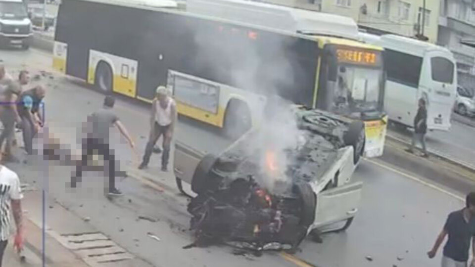 Otomobil kırmızı ışıkta geçti! Yayalara daldı! Can kaybı ve yaralılar var!