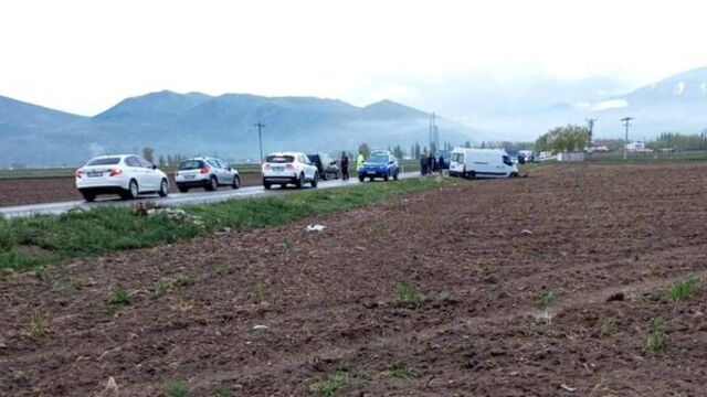Araçlar kafa kafaya çarpıştı: 1 ölü, 2 yaralı