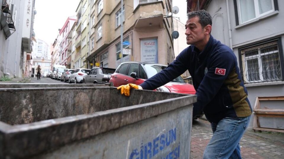 Belediye başkanı 1 Mayıs'ta çöp topladı