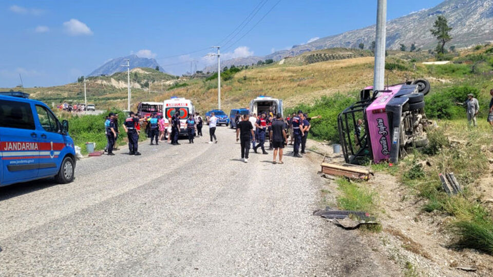 2 safari aracı çarpıştı! 1'i ağır 13 turist yaralandı! Ölümüne savaş!