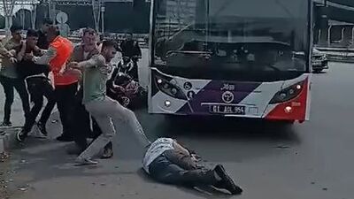 Yol verme kavgası! Otobüs şoförünü tekme tokat dövdüler