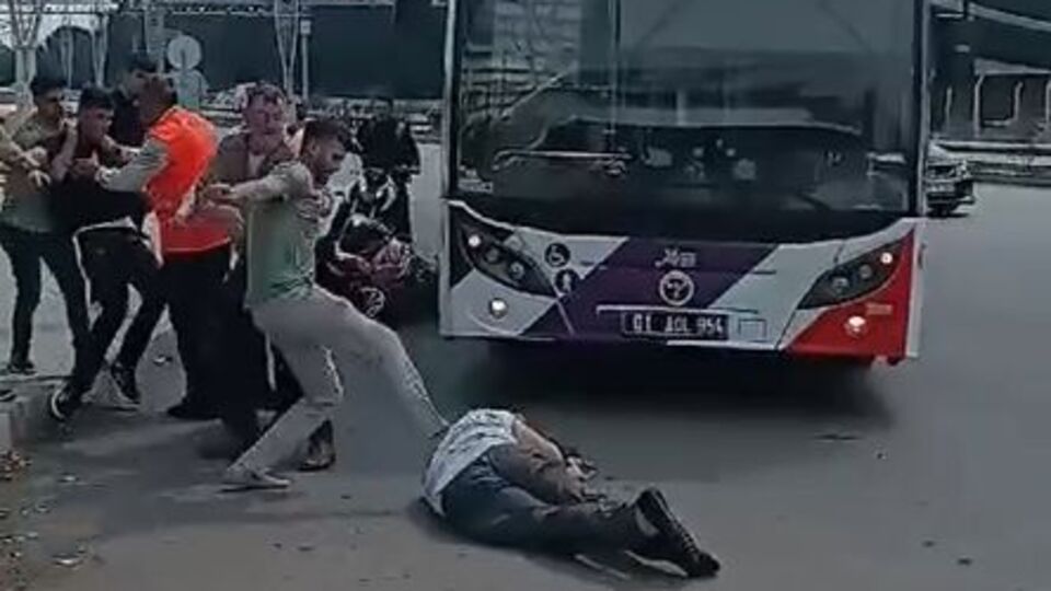 Yol verme kavgası! Otobüs şoförünü tekme tokat dövdüler