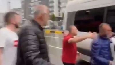 Minibüs şoförleri, servis kiralayan üniversitelileri darbetti