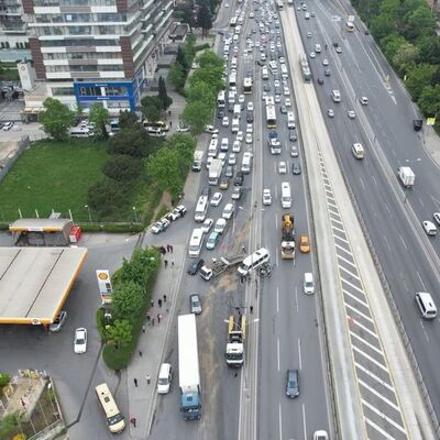 Beylikdüzü E-5’te işçi servisi devrildi: 13 yaralı!