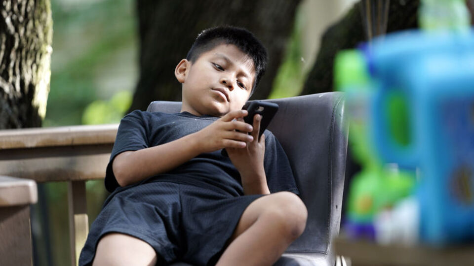 Fransa'da 'çocuklara cep telefonu' tartışması